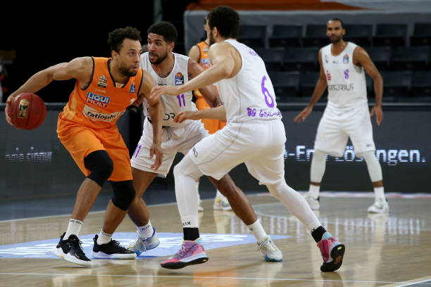 与后防线的 与后防线的